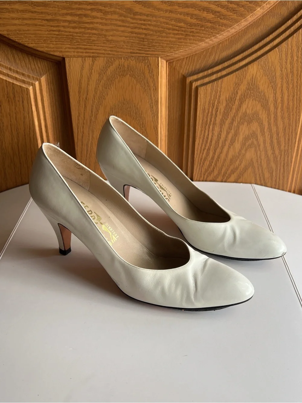 Vintage Salvatore Ferragamo Ivory Leather Kitten Heel Pumps Almond Toe Size 9